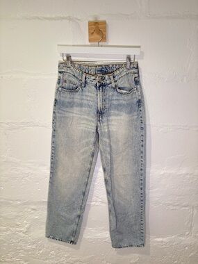 Women's Straight Leg Jeans in Light Blue Wash